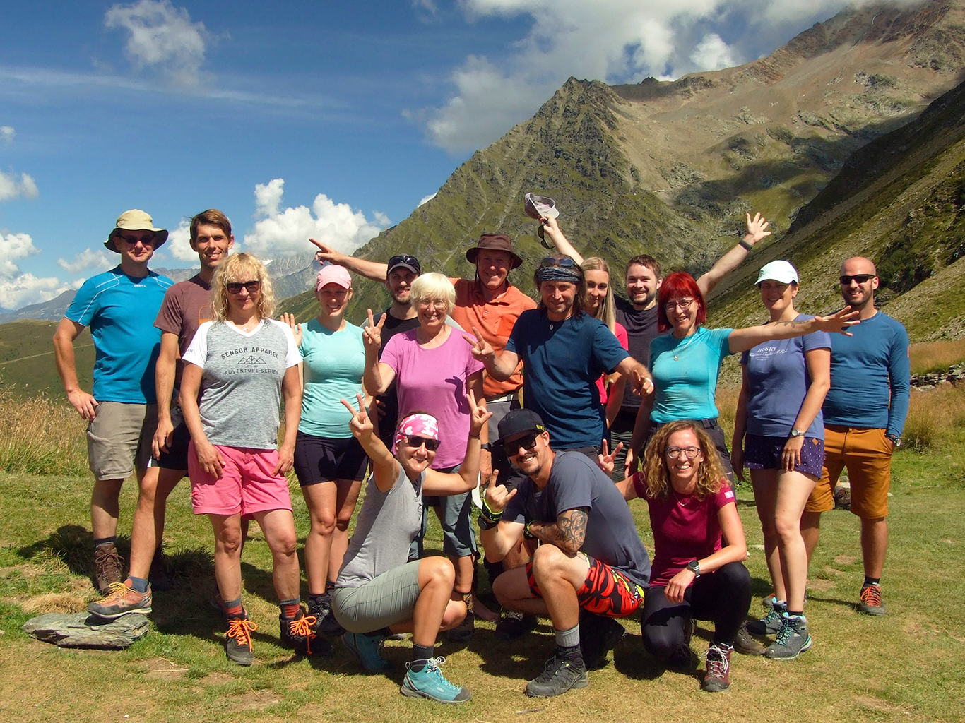 Skupinka nadšených turistů na treku kolem Mont Blancu