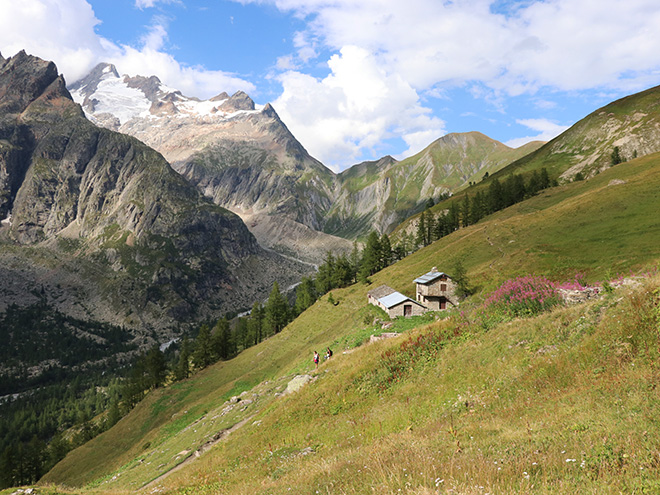 Výhled z italského hřebene Mont de la Saxe do údolí Val Ferret 