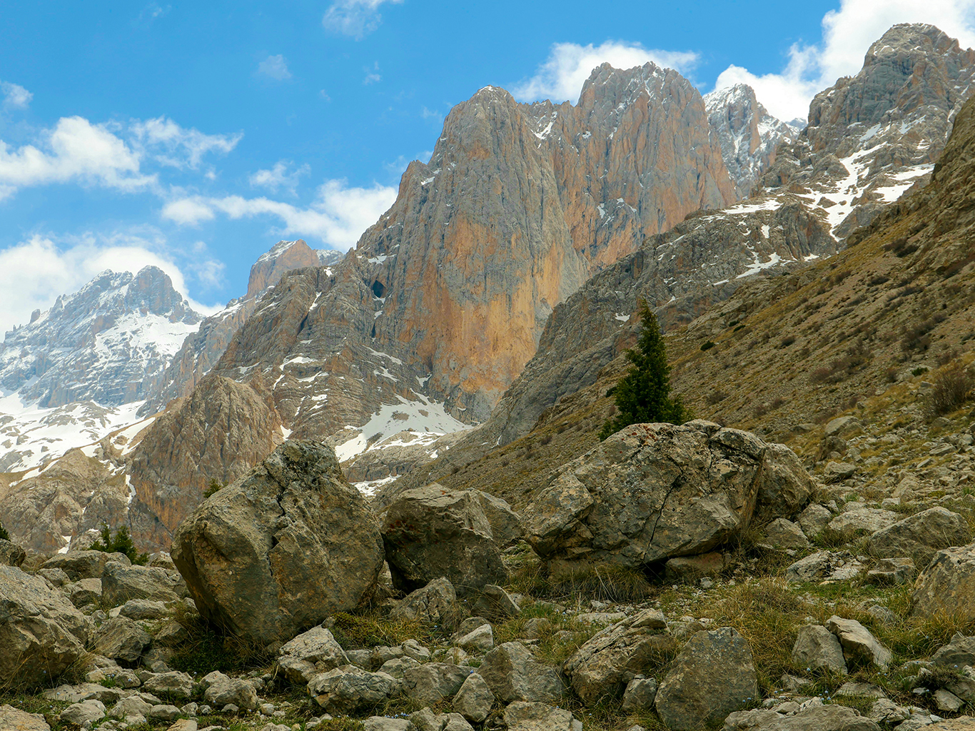 Skály v pohoří Ala Dag jsou díky vysokému obsahu železa načervenalé