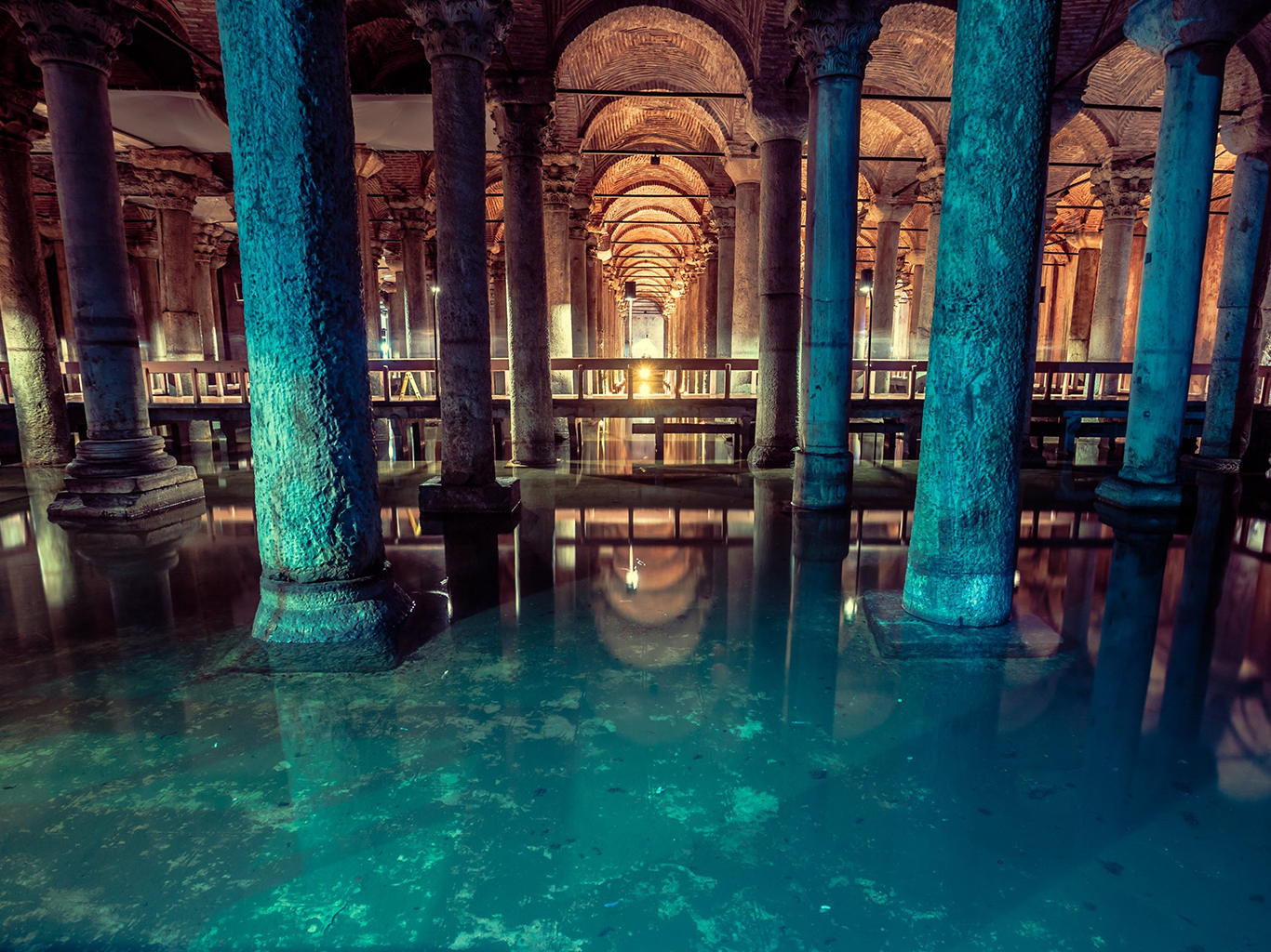 Bazilika Cisterna je největší z několika stovek starověkých cisteren v Istanbulu
