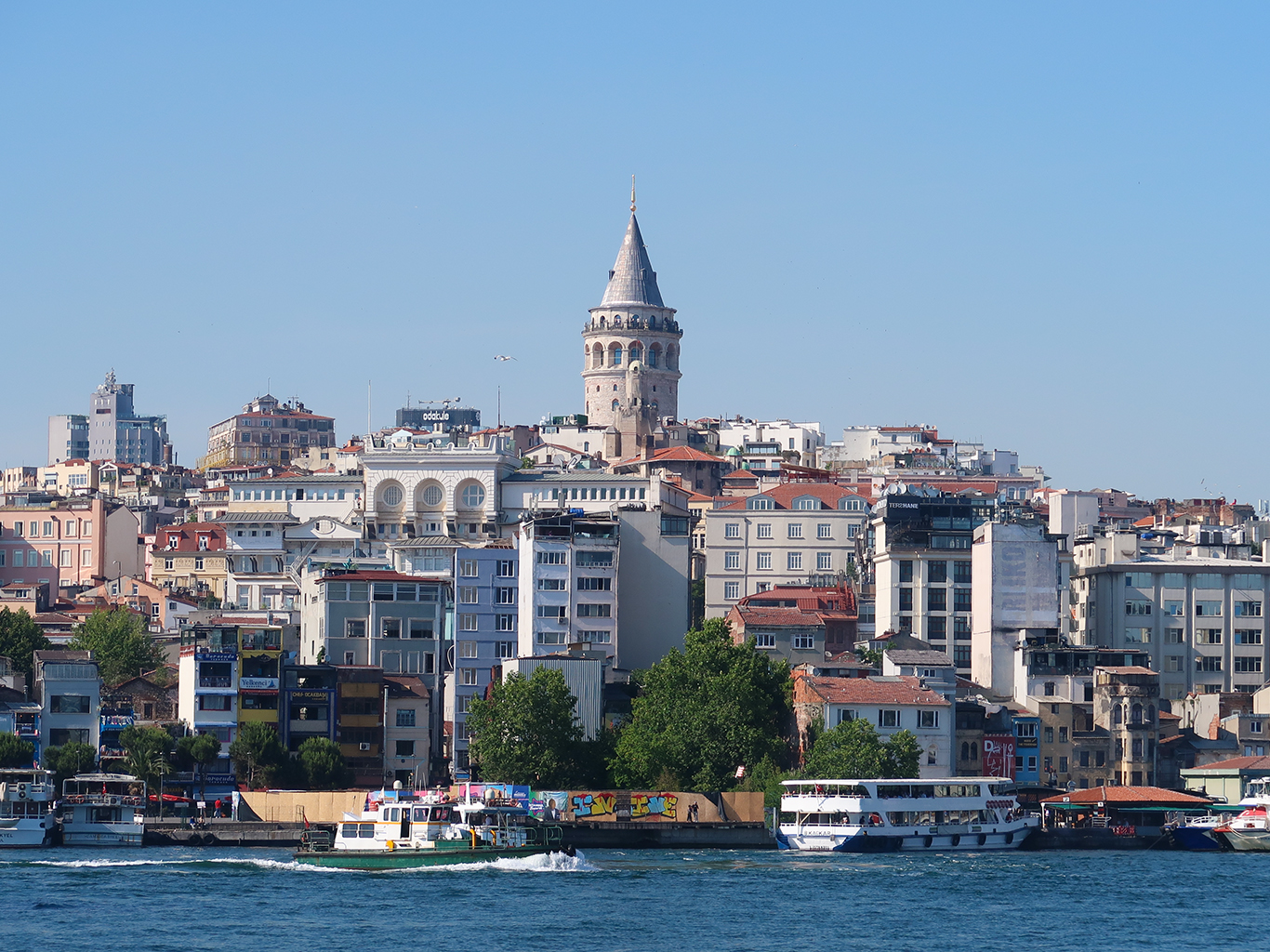 Pohled na Galatskou věž a istanbulskou městskou část Karaköy
