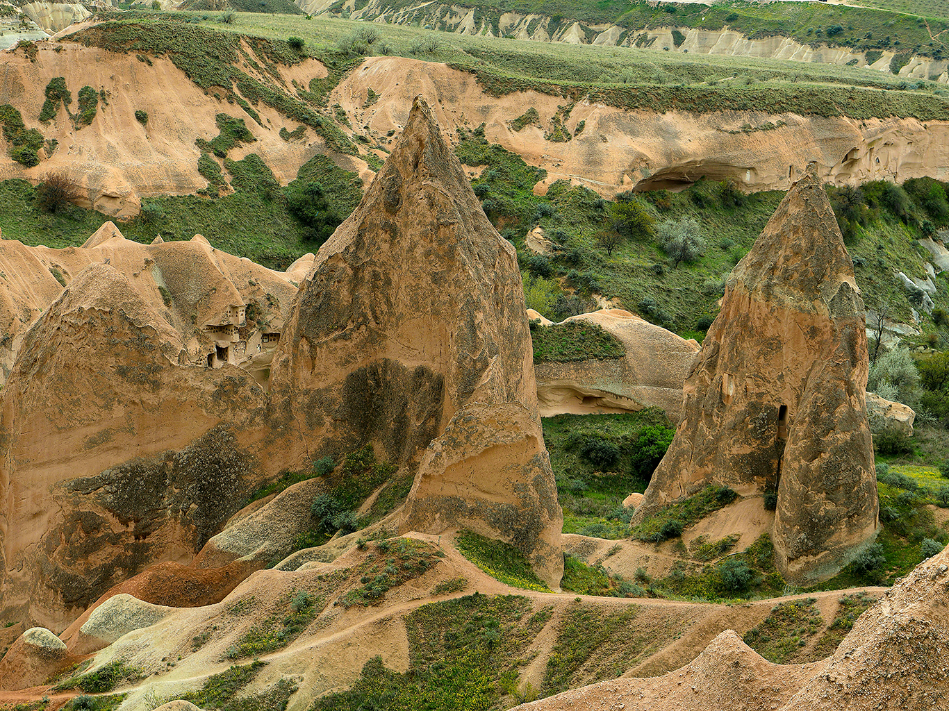 Skalní útvary v okolí Göreme mají roztodivné tvary a barvy