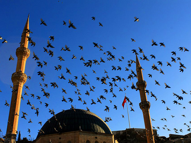 Minarety mešity v posvátném městě Şanli Urfa