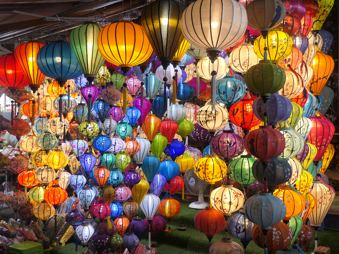 Rozsvícené lampiony dotváří specifickou atmosféru města Hoi An