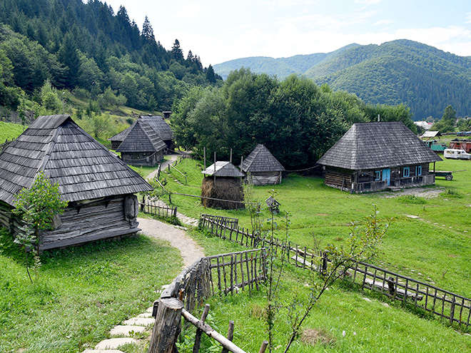 Půvabné dřevěné domky v koločavském skanzenu Stare selo