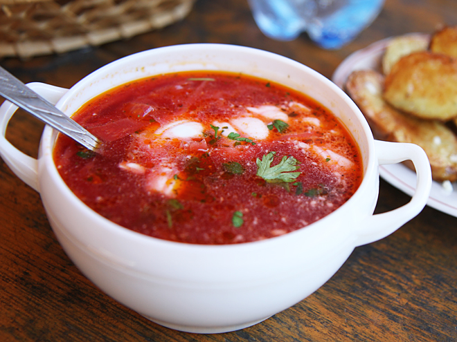 Boršč - polévka, jejímž základem je masový vývar a červená řepa