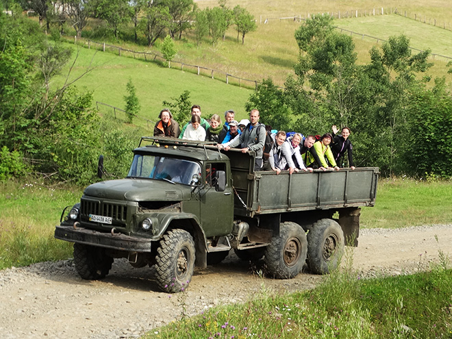 Jízda na korbě ukrajinského gruzaviku patří k zábavným zážitkům