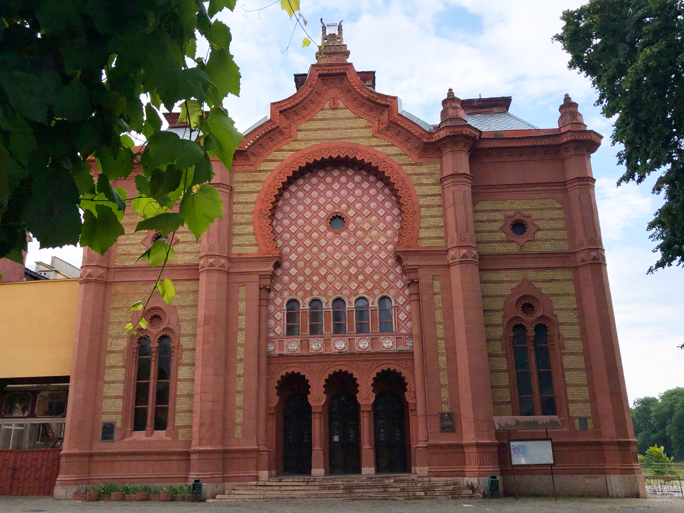 Užhorodská synagoga má nepřehlédnutelnou červenou fasádu