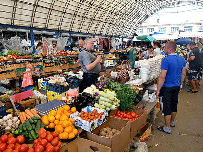 Krytá tržnice v Chustu je přehlídkou čerstvé zeleniny