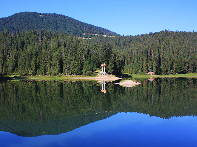 Jezero Siněvir je ledovcového původu