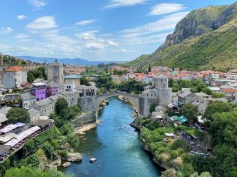 Mostar leží v údolí řeky Neretva