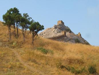 Kopce kolem pevnosti v Sudaku