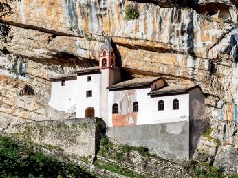 Skalní kostel Eremo di San Colombano