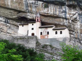 Skalní kostel Eremo di San Colombano