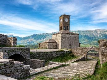 Hodinová věž citadely nad městem Gjirokastër