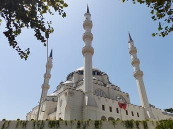 Nejnovější a největší mešita v Tiraně, známá také jako mešita Namazgah