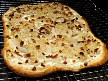 Slaný koláč flammekueche trošku připomíná pizzu