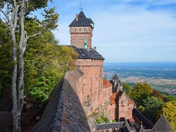 Z&nbsp;hradu je krásný pohled na Vinnou stezku, pohoří Vogézy&nbsp;a&nbsp;někdy&nbsp;i&nbsp;na Alpy