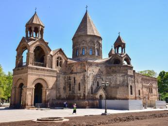 Katedrála představuje hlavní část komplexu církevních budov v Ečmiadzinu