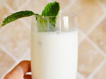 Jogurtový nápoj se solí a bylinkami, zvaný tan, je v létě velmi osvěžující