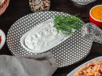 Fermentovaný mléčný produkt süzme je podobný hustému jogurtu