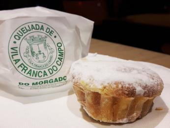 Koláčky queijadas se tradičně vyrábí ve Vila Franca do Campo