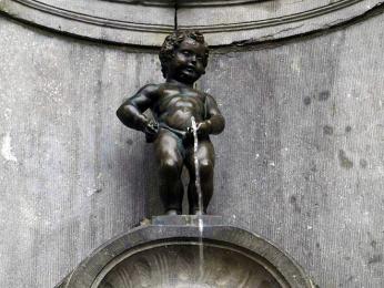 Manneken Pis - malá bronzová socha čurajícího chlapečka, symbol Bruselu