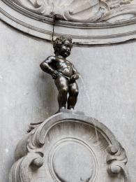 Manneken Pis - malá bronzová socha čurajícího chlapečka, symbol Bruselu