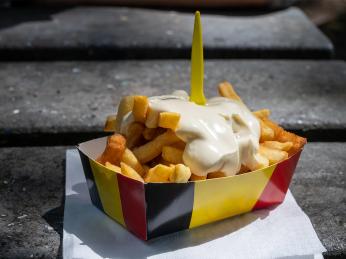 V Bruselu pouliční stánky prodávají vynikající belgické hranolky