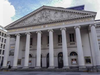 Neoklasická budova bruselské opery - Théâtre de la Monnaie