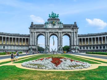 Monumentální vítězný oblouk je vstupem do Parku Cinquantenaire