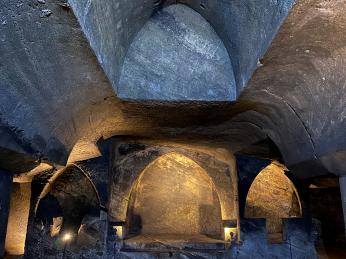 Podzemní kostel v katakombách v Jajce