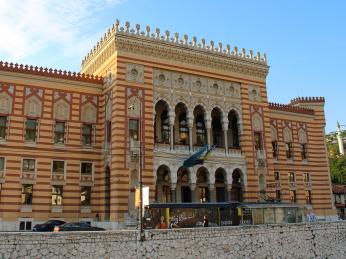 Městská radnice postavená během rakouské vlády v maurském stylu
