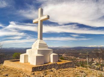 Poutní kopec Križevac nad Međugorje zdobí velký bílý kříž