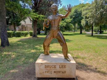 Socha Bruce Lee v bosenském Mostaru