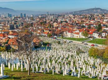 Muslimský hřbitov Alifakovac ve&nbsp;městě Sarajevo