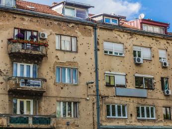 Stopy po kulkách v omítce sarajevských domů stále připomínají válečná léta