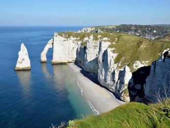 Nejvyšší křídová skaliska v Normandii dosahují výšky až 126 metrů