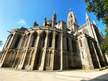 Ozdobou města Bayeux je gotická katedrála Notre Dame