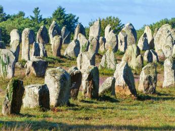 Carnac je významná megalitická lokalita