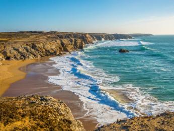 Písečné pláže a rozeklané pobřeží poloostrova Quiberon 