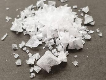 Nejdražší solí na světě je mořská sůl zvaná fleur de sel z oblasti Guérande