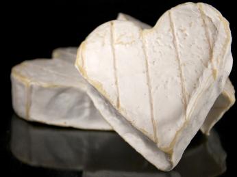 Sýr Neufchâtel se tradičně formuje do tvaru srdce