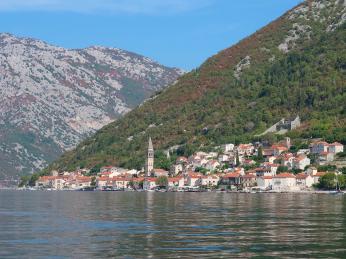 Vesnice Perast na břehu Boky Kotorské