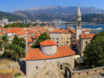 Panoramatický pohled na středověké centrum města Budva