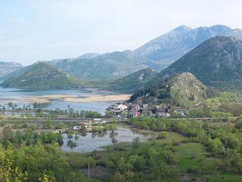 Městečko Virpazar na západním břehu Skadarského  jezera