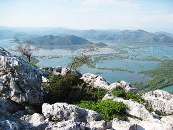 Vesnička Vranjina leží východním břehu Skadarského jezera