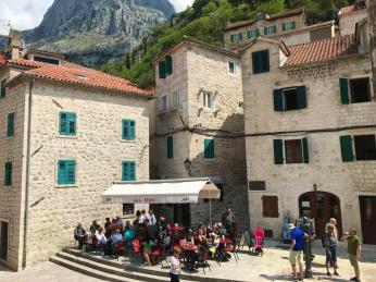 V kavárnách tráví Černohorci dlouhé hodiny, v ulicích města Kotor nevyjímaje