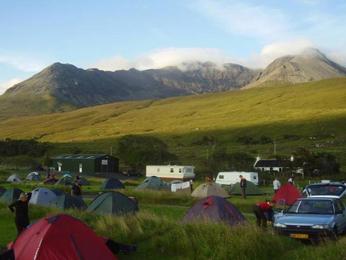 Majestátně se tyčící podkovovitá koruna Cuillin Hills