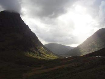 Brána do Highlands, údolí Glen Coe plné vysokých zelených hor a vodopádů